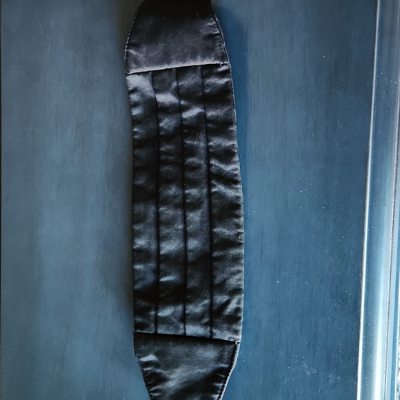 Tuxedo Shirt With Studs And Black Cummerbund - Picture 6 of 8